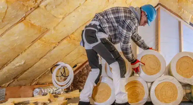 Docieplanie budynku wełną mineralną – montaż izolacji na poddaszu