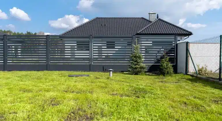 Ogrodzenie frontowe i boczne przy domu jednorodzinnym